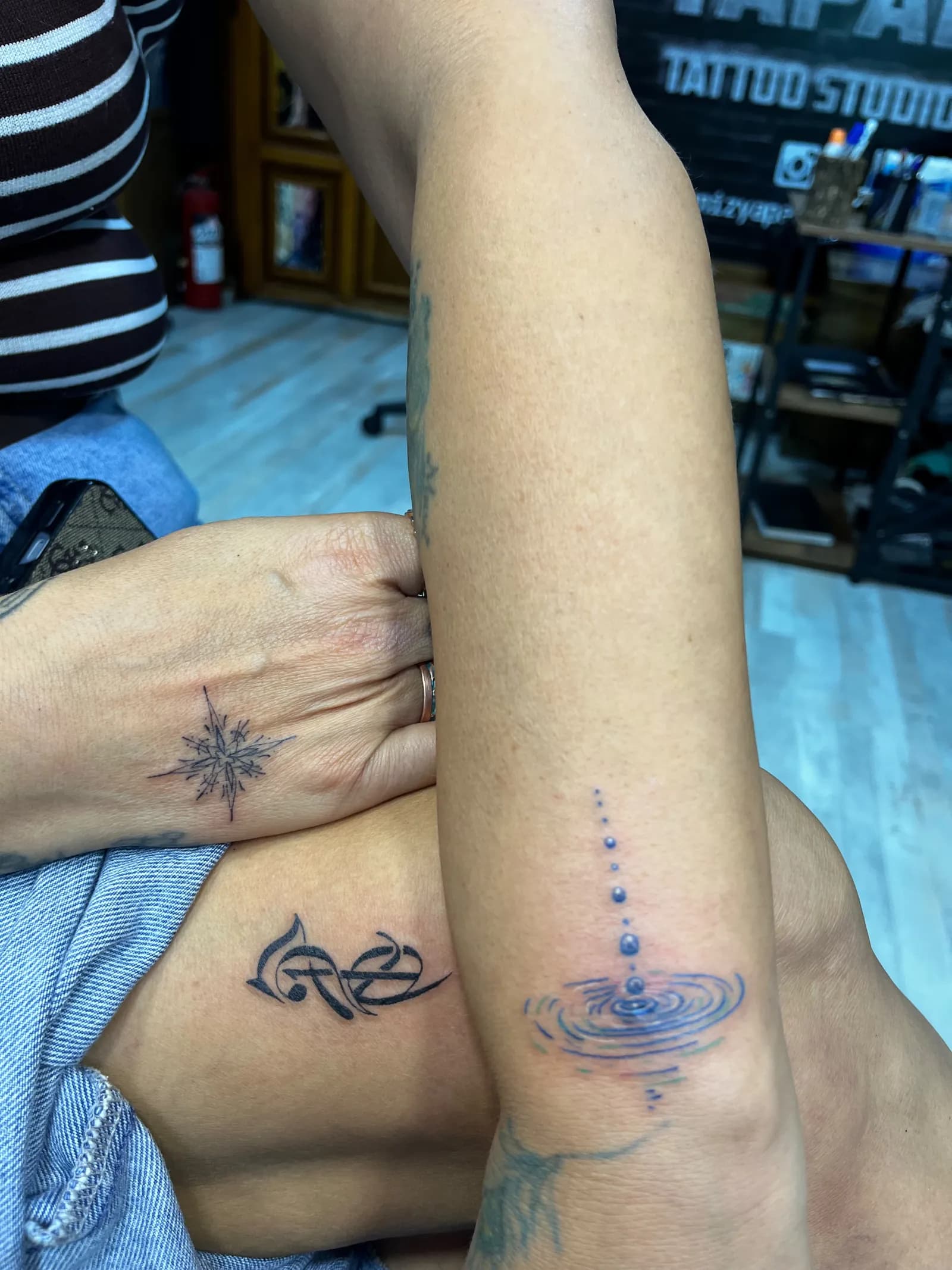 El ve kolda spiral ve geometrik desen kombinasyonu — Deniz Yapar Tattoo Bakırköy
